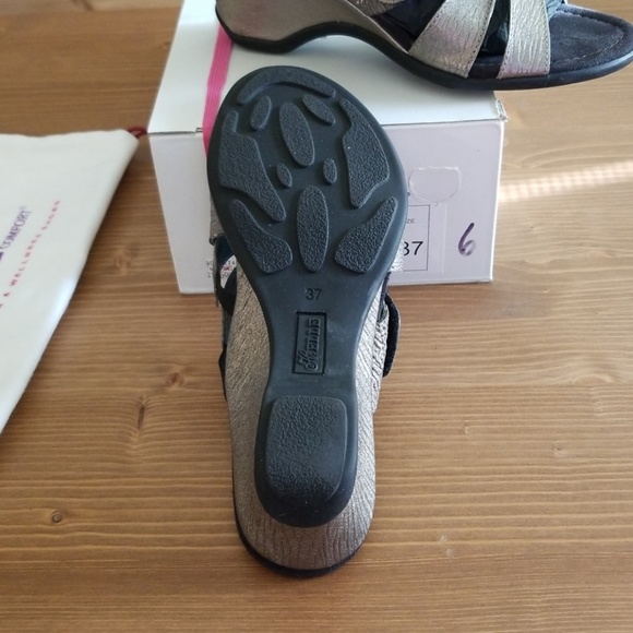 Pewter comfort wedges NWT